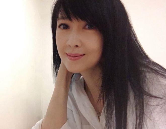 周慧敏晒自拍照庆56岁生日:白衣长发温柔笑容甜美