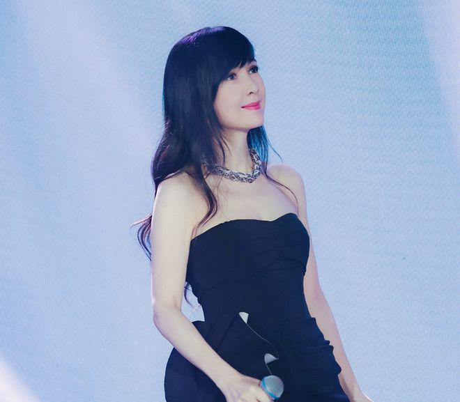 周慧敏晒自拍照庆56岁生日:白衣长发温柔笑容甜美