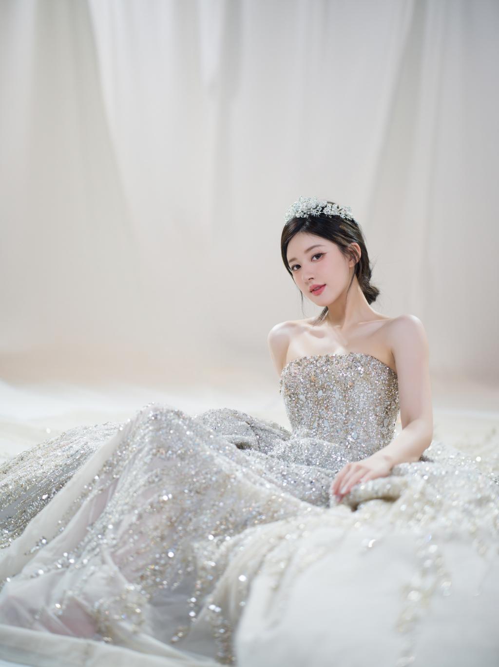 赵露思生日美照曝光 穿闪耀银河裙秀好身材