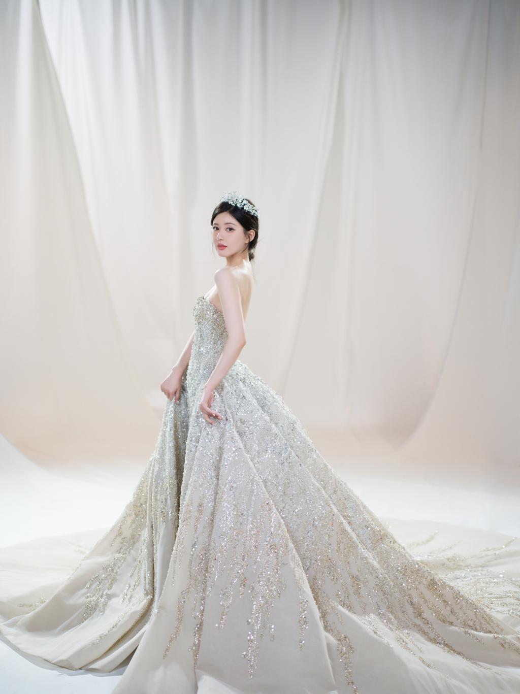 赵露思生日美照曝光 穿闪耀银河裙秀好身材