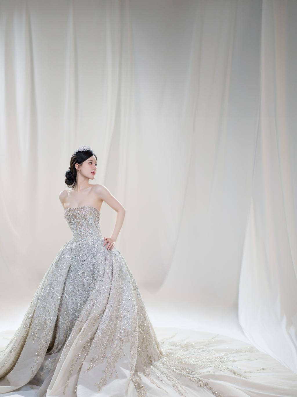 赵露思生日美照曝光 穿闪耀银河裙秀好身材