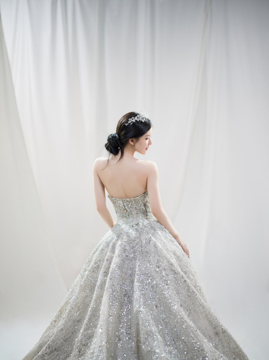 赵露思生日美照曝光 穿闪耀银河裙秀好身材