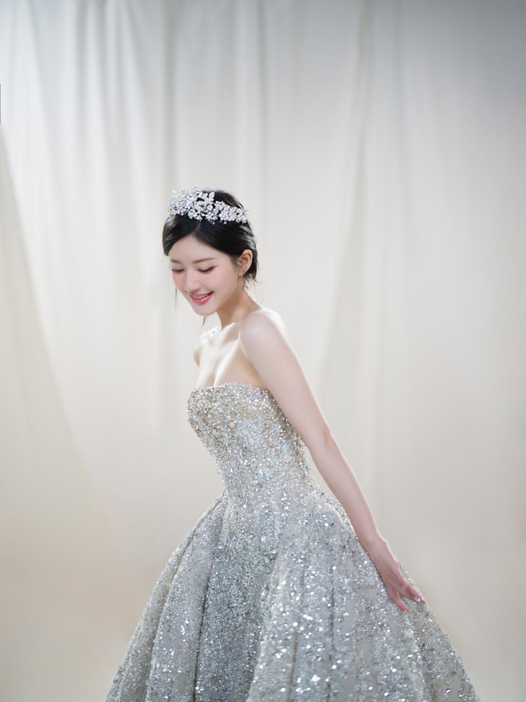 赵露思生日美照曝光 穿闪耀银河裙秀好身材