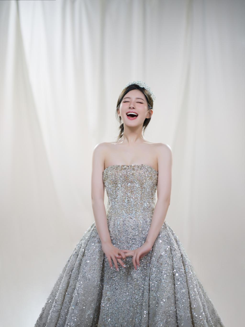 赵露思生日美照曝光 穿闪耀银河裙秀好身材