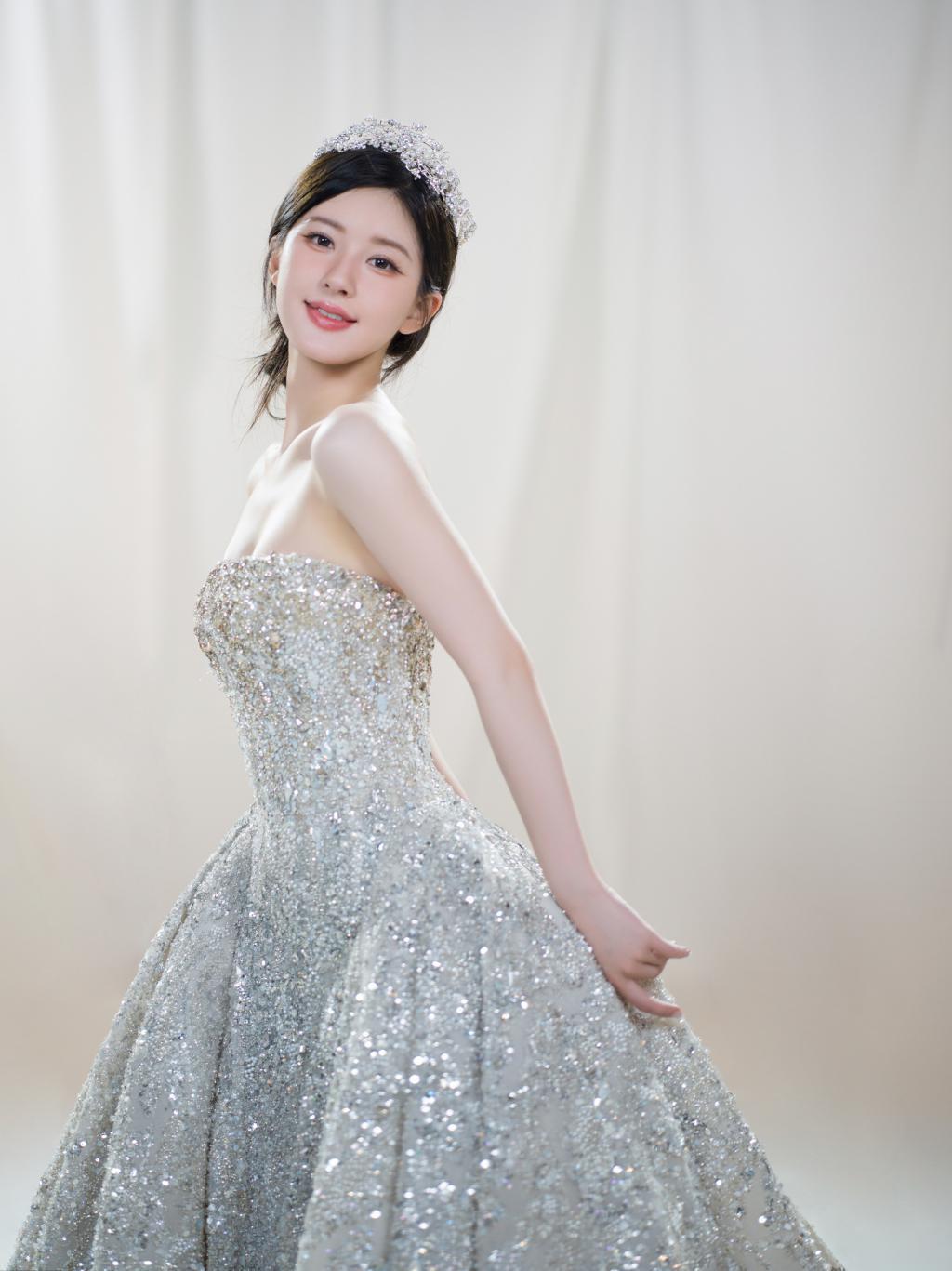 赵露思生日美照曝光 穿闪耀银河裙秀好身材