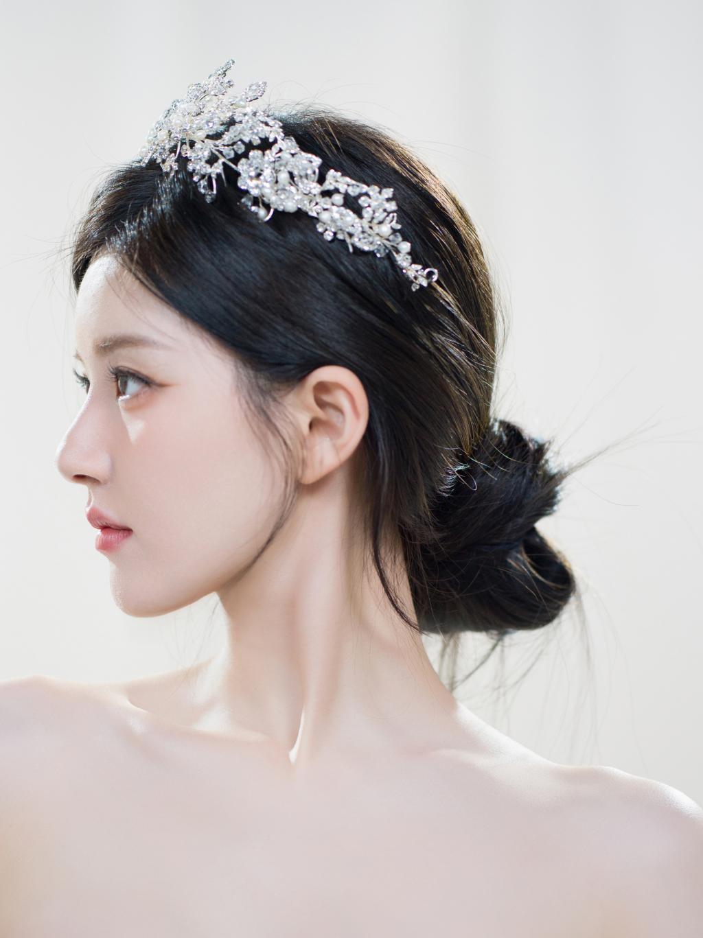 赵露思生日美照曝光 穿闪耀银河裙秀好身材