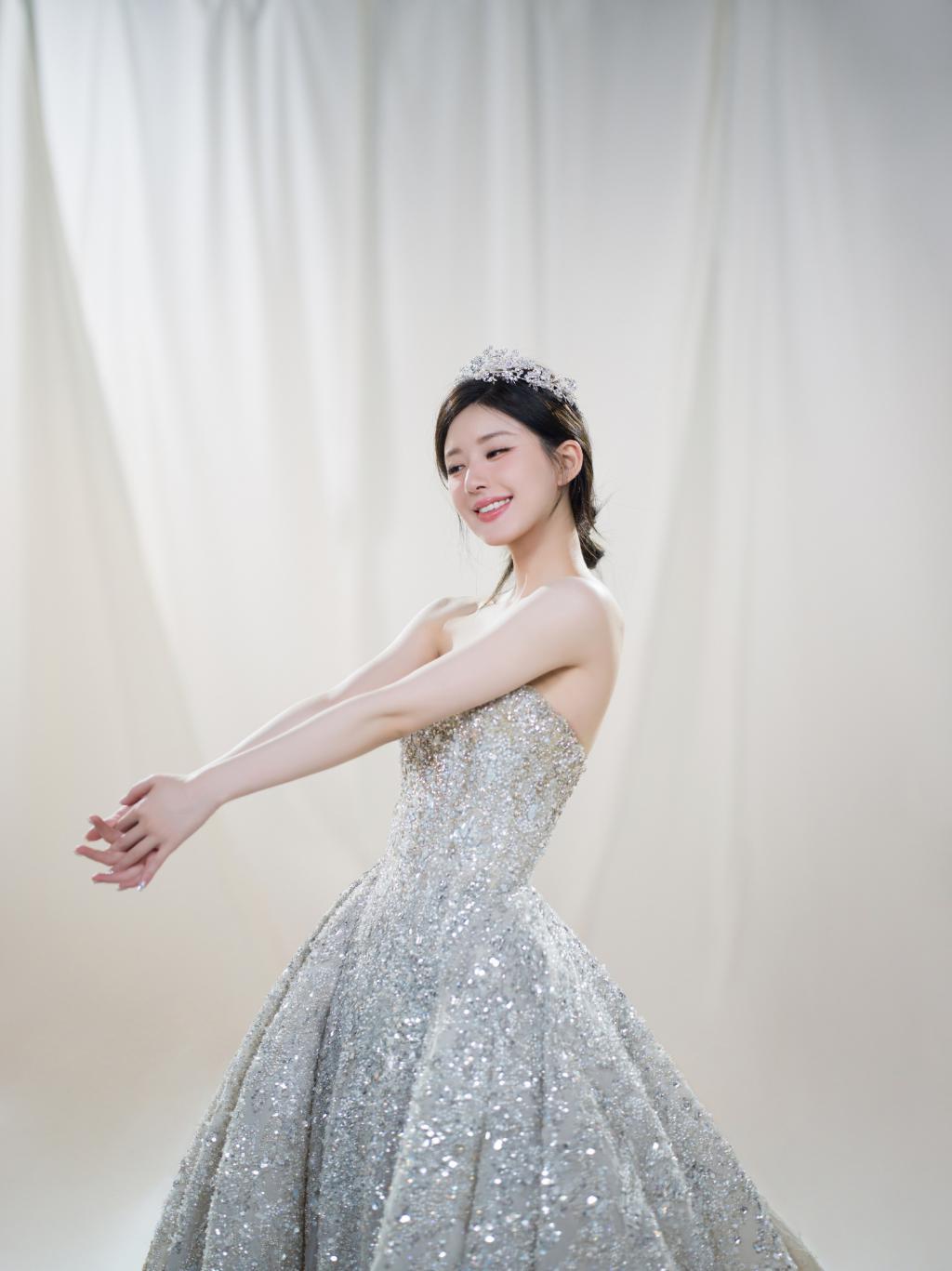 赵露思生日美照曝光 穿闪耀银河裙秀好身材