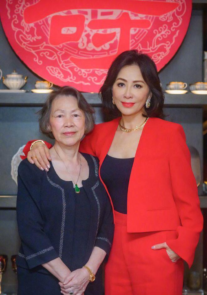 刘嘉玲晒母亲庆生照，身家10亿未生子，弟弟或成最大赢家