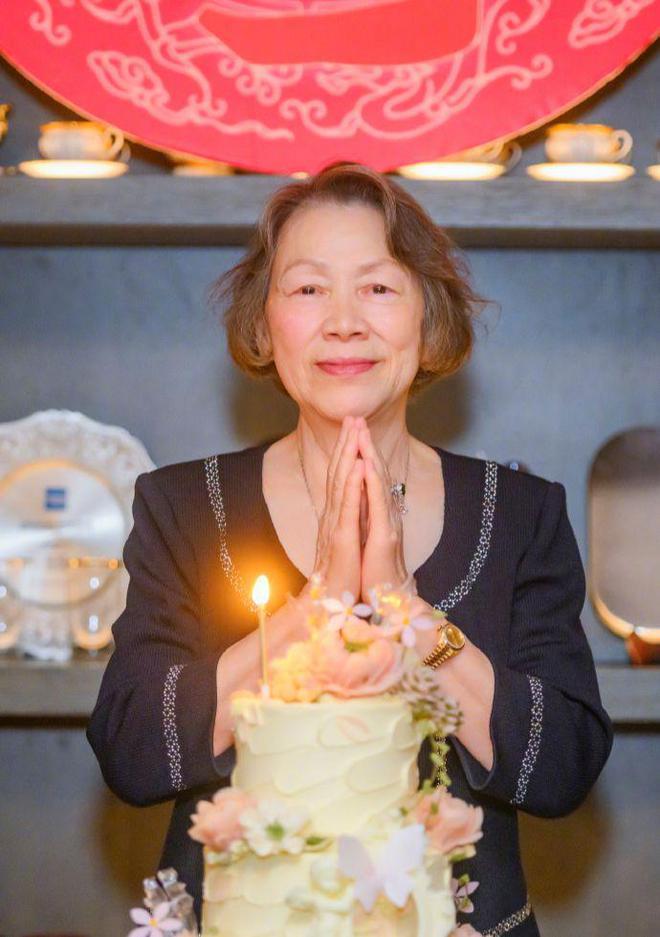 刘嘉玲晒母亲庆生照，身家10亿未生子，弟弟或成最大赢家