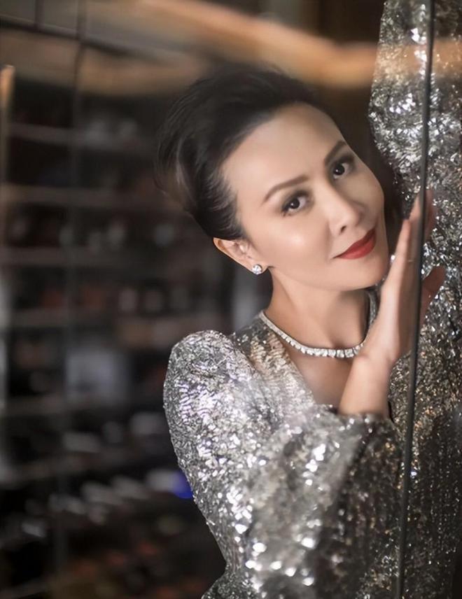 刘嘉玲晒母亲庆生照，身家10亿未生子，弟弟或成最大赢家