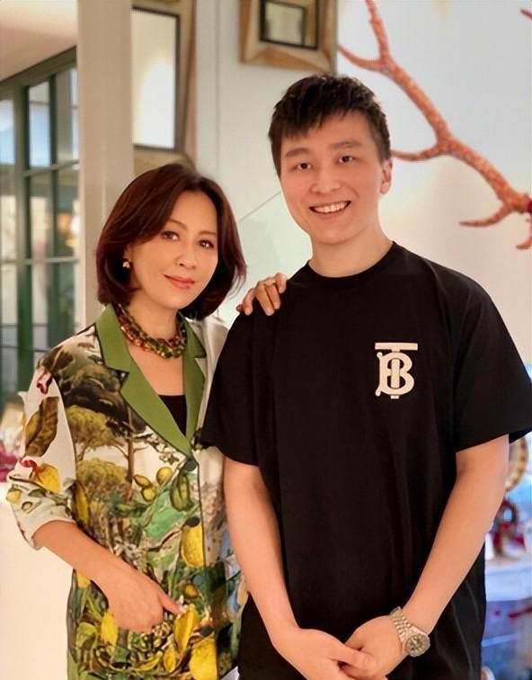 刘嘉玲晒母亲庆生照，身家10亿未生子，弟弟或成最大赢家