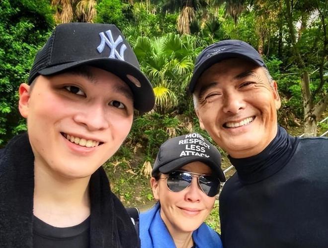 刘嘉玲晒母亲庆生照，身家10亿未生子，弟弟或成最大赢家