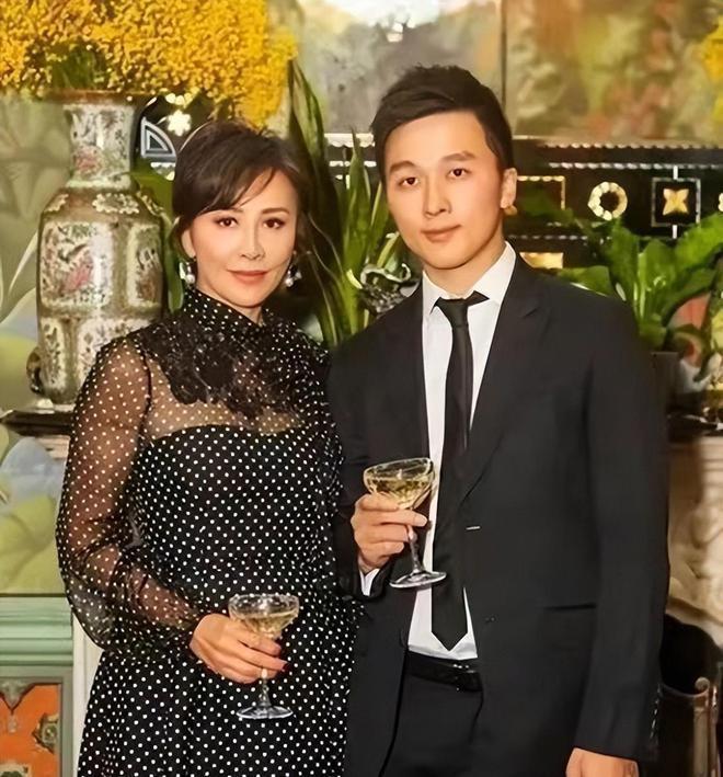 刘嘉玲晒母亲庆生照，身家10亿未生子，弟弟或成最大赢家