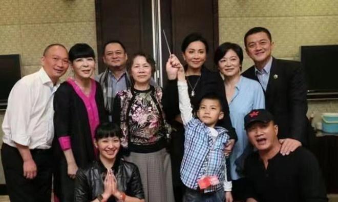 刘嘉玲晒母亲庆生照，身家10亿未生子，弟弟或成最大赢家