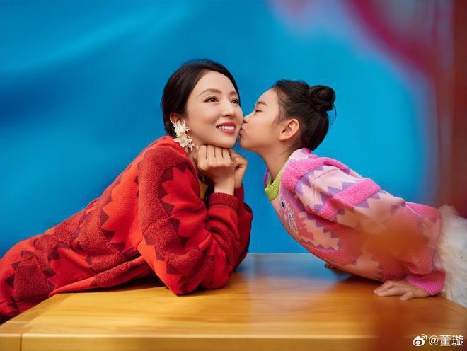 董璇晒与女儿亲子写真 7岁小酒窝镜头感十足