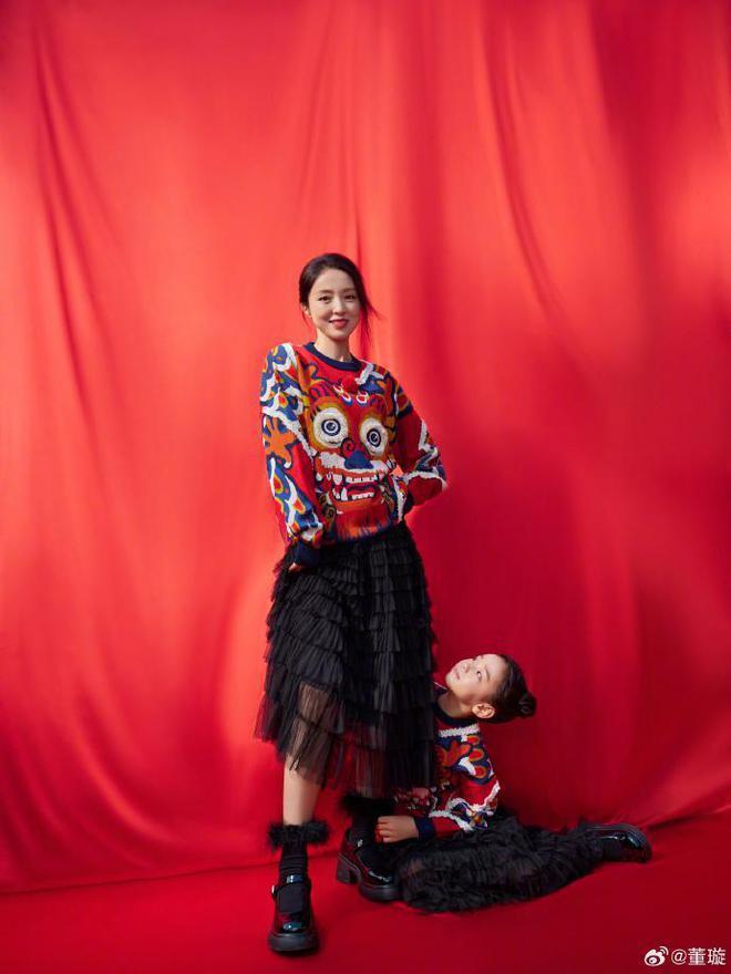董璇晒与女儿亲子写真 7岁小酒窝镜头感十足