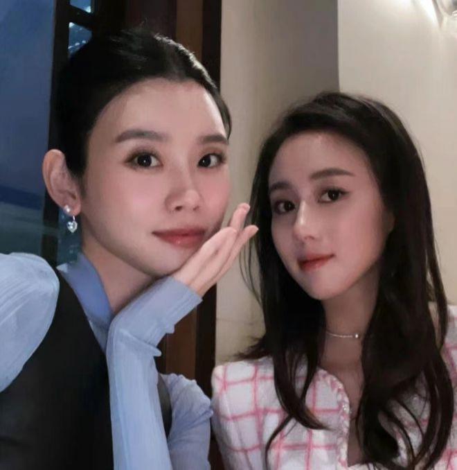 奚梦瑶何超欣出席活动与何锶珩同框合照，何超琼何超凤低调亮相