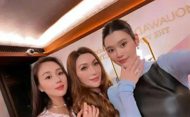 奚梦瑶何超欣出席活动与何锶珩同框合照，何超琼何超凤低调亮相