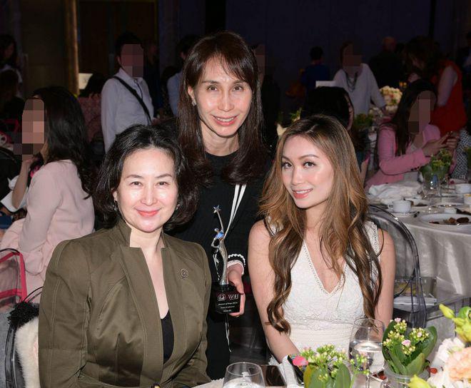 奚梦瑶何超欣出席活动与何锶珩同框合照，何超琼何超凤低调亮相