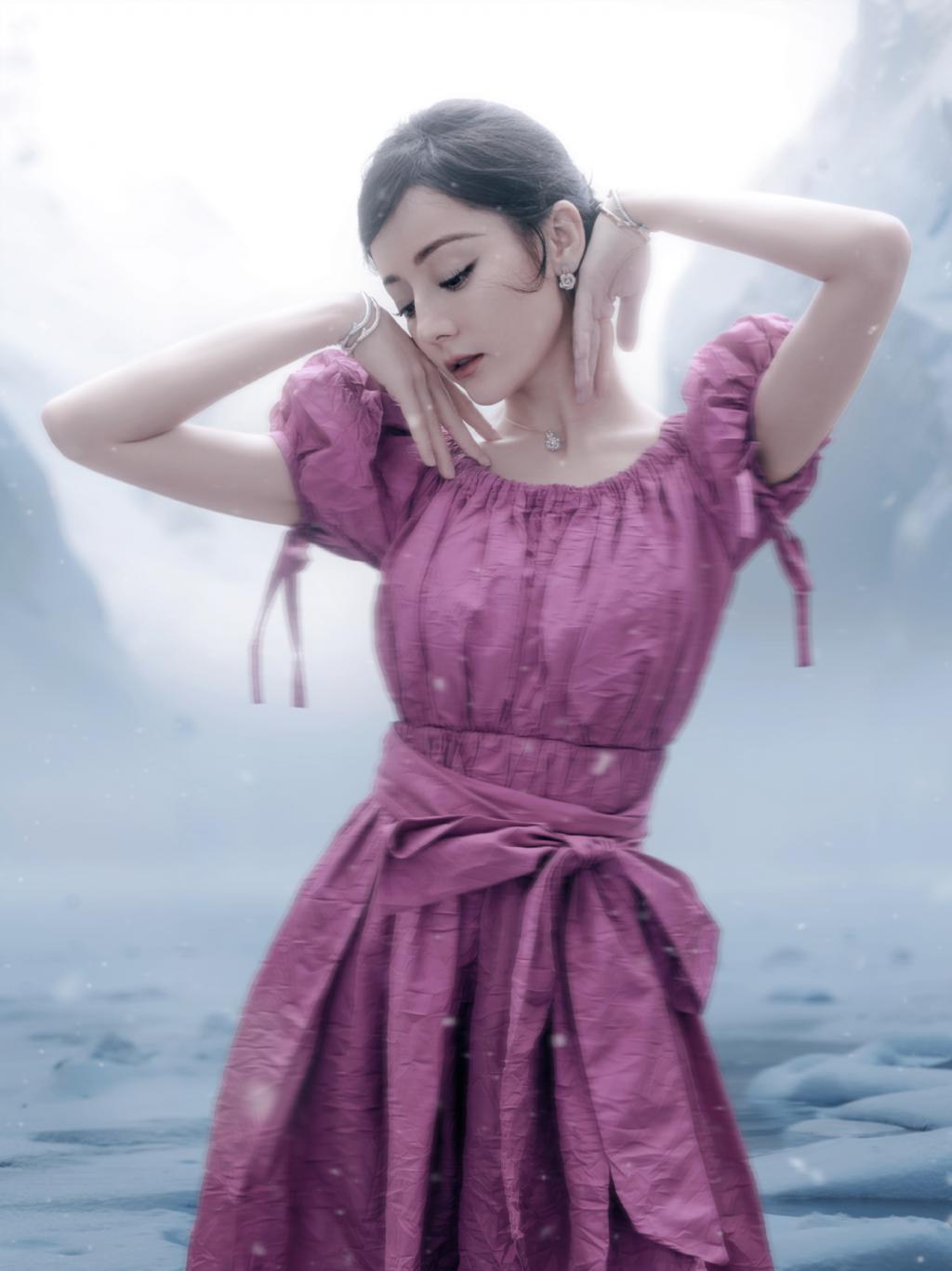 迪丽热巴化身冰雪女王 火龙果颜色长裙抢镜
