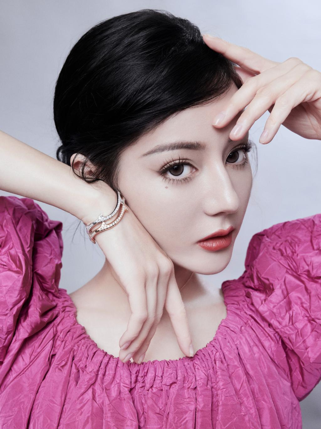 迪丽热巴化身冰雪女王 火龙果颜色长裙抢镜