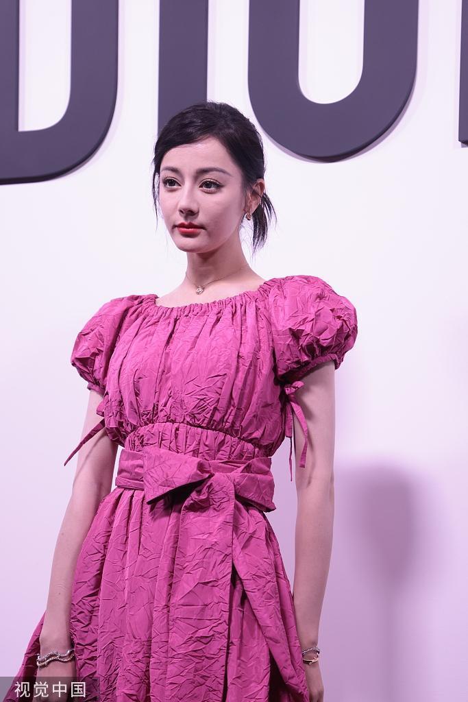 迪丽热巴玫红长裙造型出席活动 尽显甜美可爱