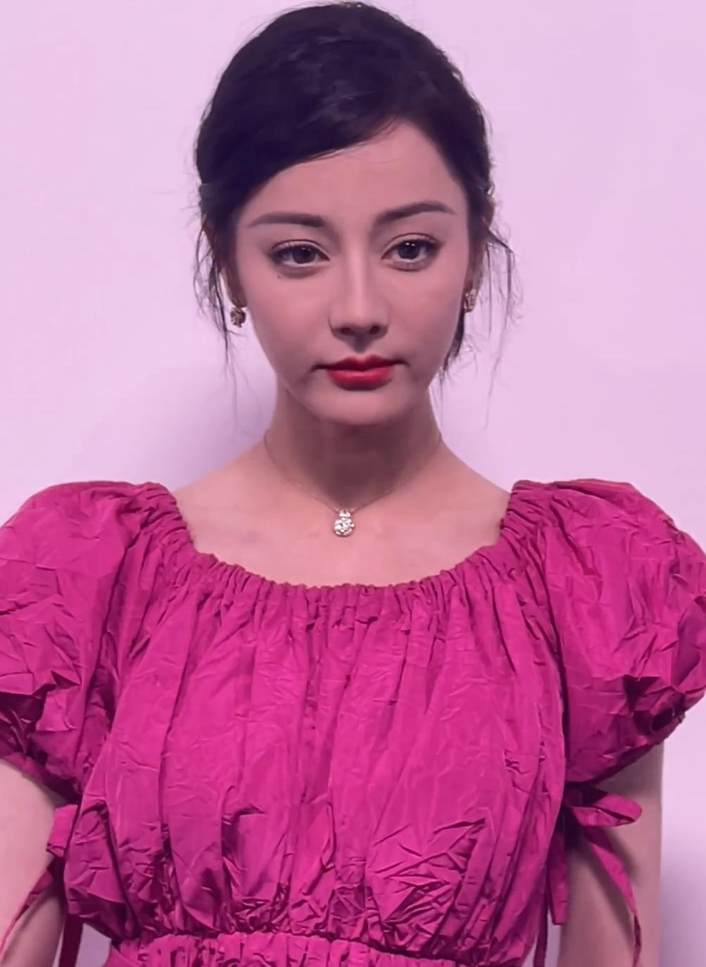 上海时尚活动明星生图：迪丽热巴人美造型丑，冯绍峰憔悴显老