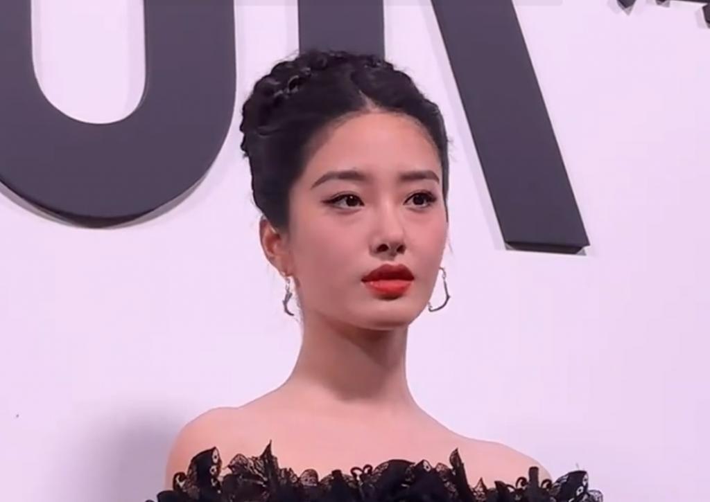 上海时尚活动明星生图：迪丽热巴人美造型丑，冯绍峰憔悴显老