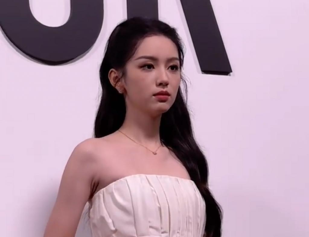 上海时尚活动明星生图：迪丽热巴人美造型丑，冯绍峰憔悴显老