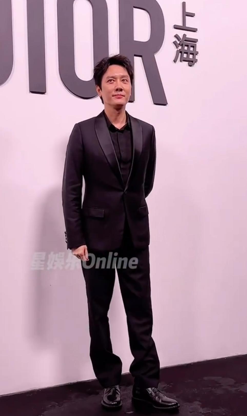 上海时尚活动明星生图：迪丽热巴人美造型丑，冯绍峰憔悴显老