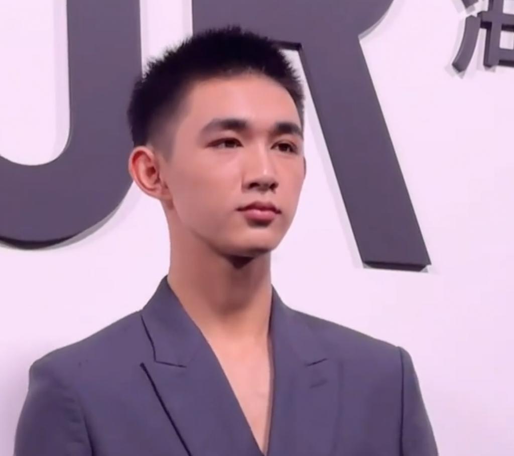 上海时尚活动明星生图：迪丽热巴人美造型丑，冯绍峰憔悴显老