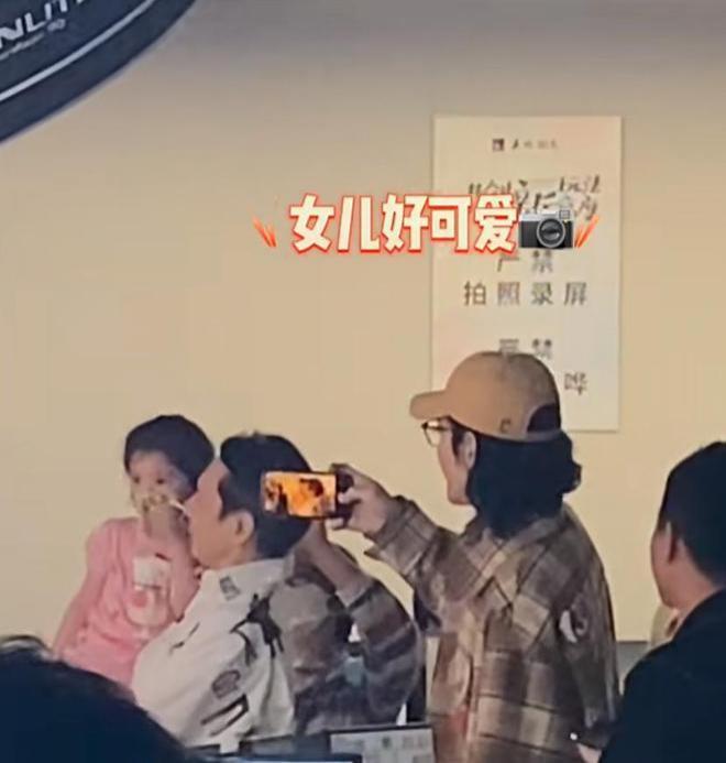 向华强带孙女探班向太，抱娃姿势老练超宠溺