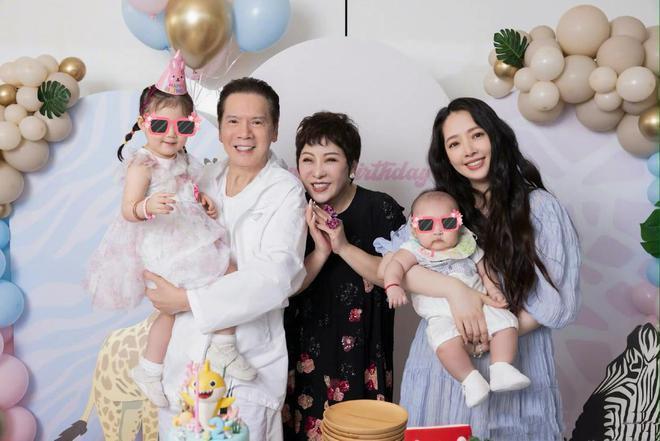 向华强带孙女探班向太，抱娃姿势老练超宠溺