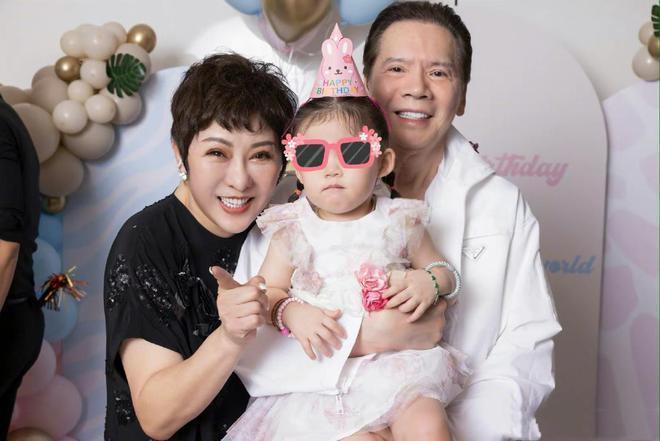 向华强带孙女探班向太，抱娃姿势老练超宠溺