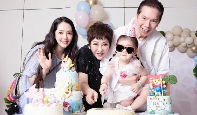 向华强带孙女探班向太，抱娃姿势老练超宠溺