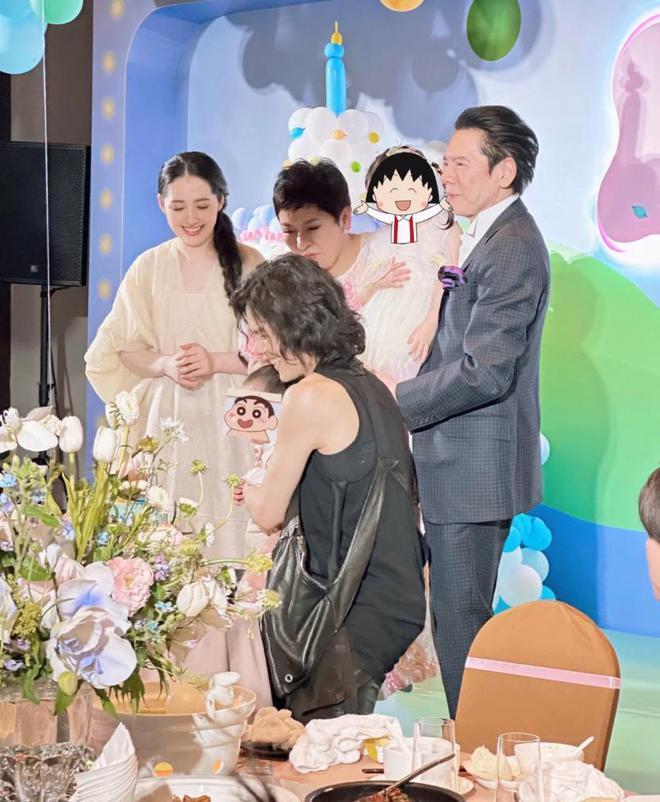 向华强带孙女探班向太，抱娃姿势老练超宠溺