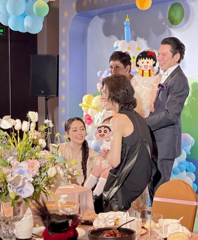 向华强带孙女探班向太，抱娃姿势老练超宠溺