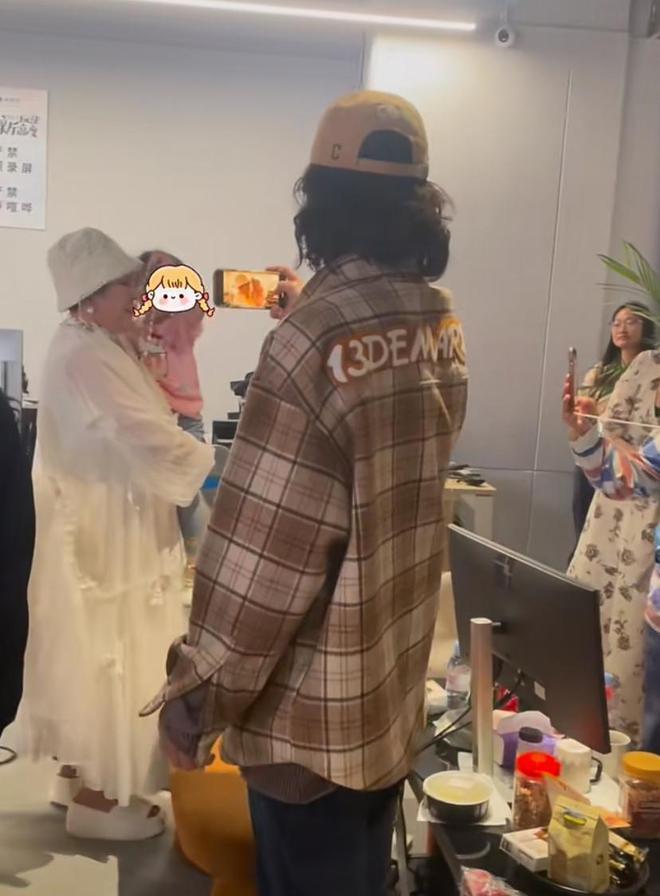 向华强带孙女探班向太，抱娃姿势老练超宠溺