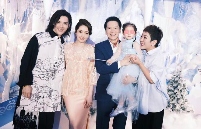 向华强带孙女探班向太，抱娃姿势老练超宠溺