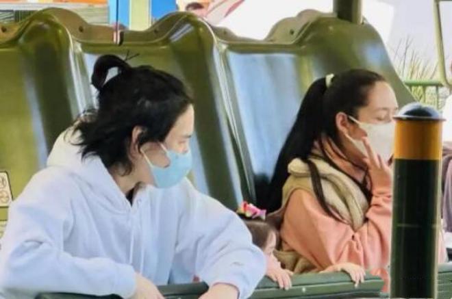 向华强带孙女探班向太，抱娃姿势老练超宠溺