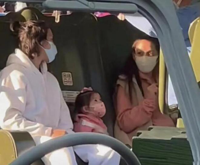 向华强带孙女探班向太，抱娃姿势老练超宠溺