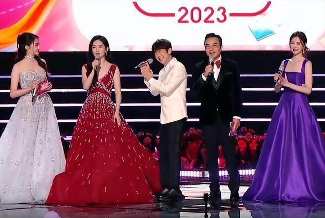 谢娜又翻车了！主持湖南台晚会全程抢话，汪涵都拦不住场面尴尬