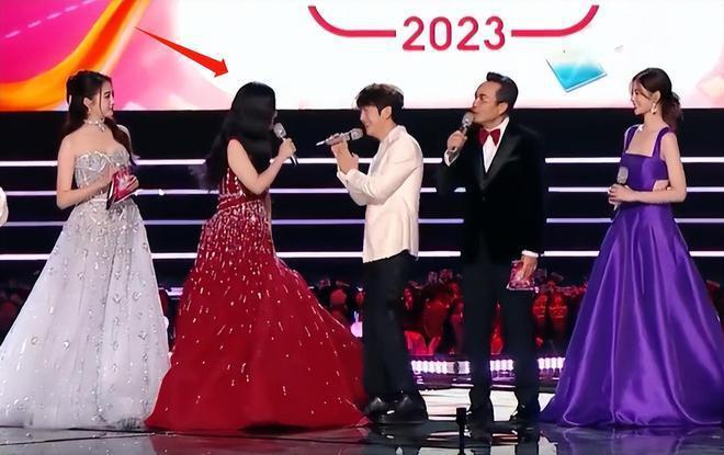 谢娜又翻车了！主持湖南台晚会全程抢话，汪涵都拦不住场面尴尬