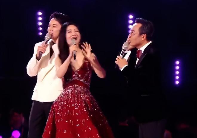 谢娜又翻车了！主持湖南台晚会全程抢话，汪涵都拦不住场面尴尬