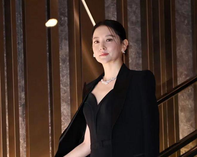 女神同台亮相：52岁李英爱优雅贵气，45岁河智苑展示好身材！