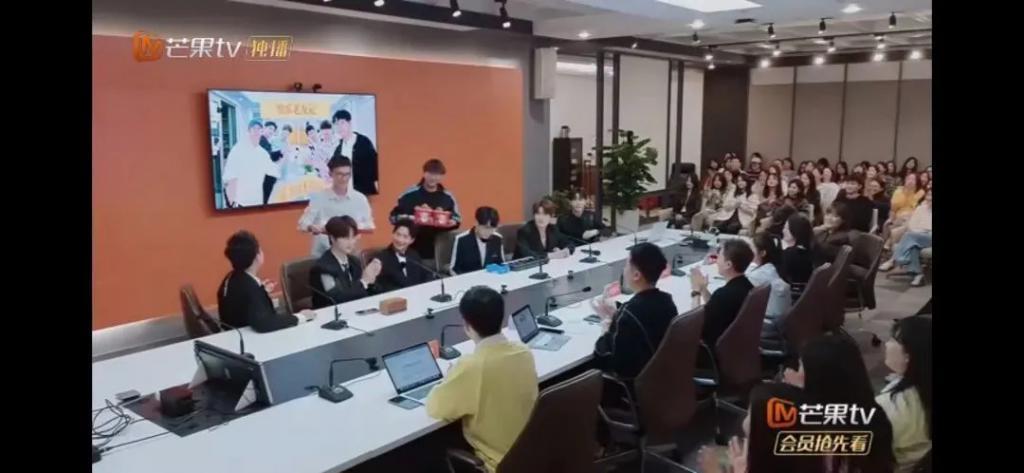 救命我在上班，要憋出内伤了…