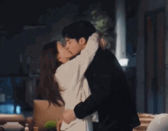 《以爱为营》吻戏太多被投诉，尺度大儿童不宜，网友怒骂荒唐