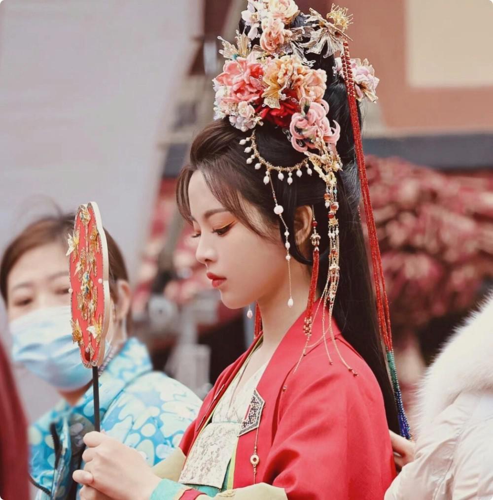 当42岁阿娇跟27岁虞书欣站在一起，我才明白，什么叫顶级骨相