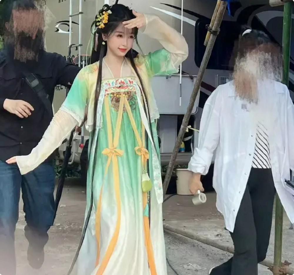 当42岁阿娇跟27岁虞书欣站在一起，我才明白，什么叫顶级骨相