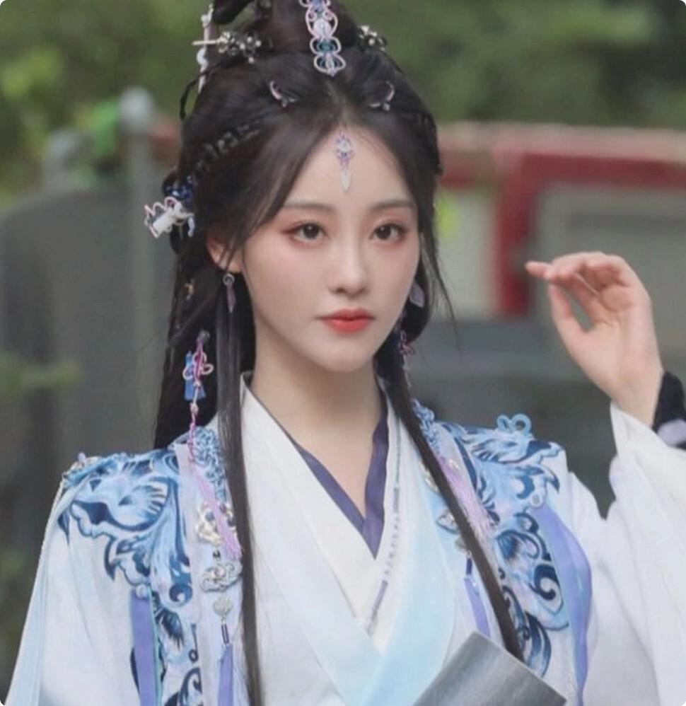 当42岁阿娇跟27岁虞书欣站在一起，我才明白，什么叫顶级骨相